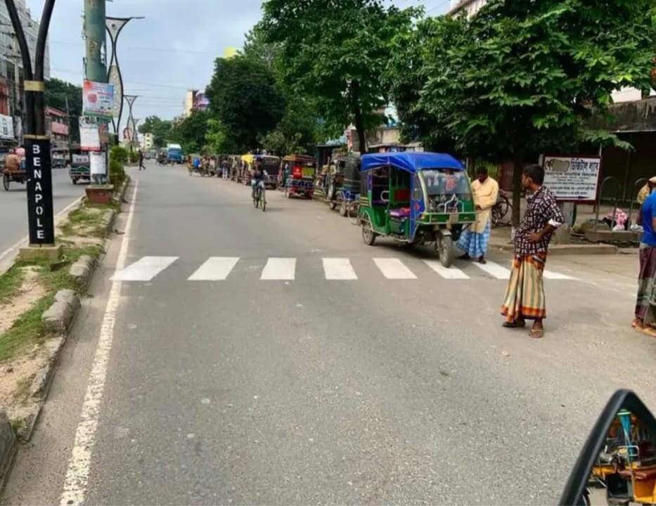 রাতে বেনাপোল মাধ্যমিক বিদ্যালয়ের সামনে সৃজনশিখা সংগঠনের উদ্যোগে সাধারণ শিক্ষার্থীদের নিরাপদ রাস্তা পারাপারের সুবিধার্থে একটি জেব্রা ক্রসিং নির্মাণ কর্মসূচি অনুষ্ঠিত হয়।