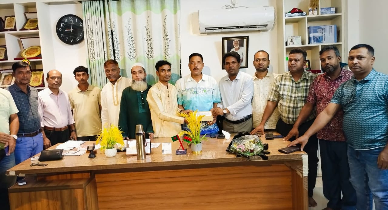 সড়ক পরিবহন শ্রমিক দলের চট্টগ্রাম বিভাগীয় উপদেষ্টাকে চিটি প্রদান