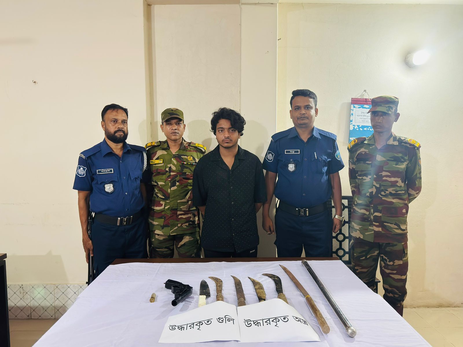দক্ষিণ রাঙ্গুনিয়া থানা, চট্টগ্রাম। বিশেষ অভিযানে ১টি দেশীয় তৈরী পিস্তল আকৃতির পাইপগান, ১টি কার্তুজের খোসা। ১টি স্টীলের এসএস পাইপ, দেশীয় তৈরী ধারালো ৫টি ছুরি এবং ১টি বিদেশী ধারালো ছুরি উদ্ধার সহ ১ জন অস্ত্রধারী সন্ত্রাসী গ্রেফতার। 