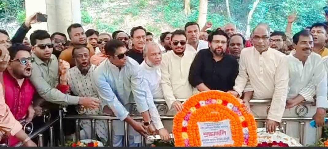 ৭ই নভেম্বর জাতীয় বিল্পব ও সংহতি দিবসে জিয়াউর রহমানের মাজারে শ্রদ্ধা।