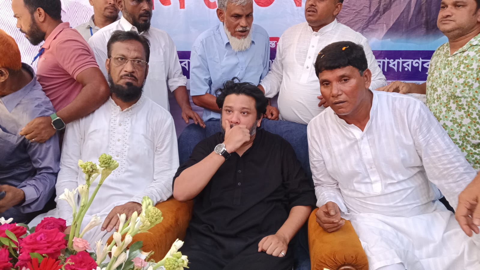 হোছনাবাদের উঠান বৈঠকে হুমাম কাদের চৌধুরী  উন্নয়ন ও গণতন্ত্র ফেরাতে ধানের শীষে ভোট দেওয়ার আহবান