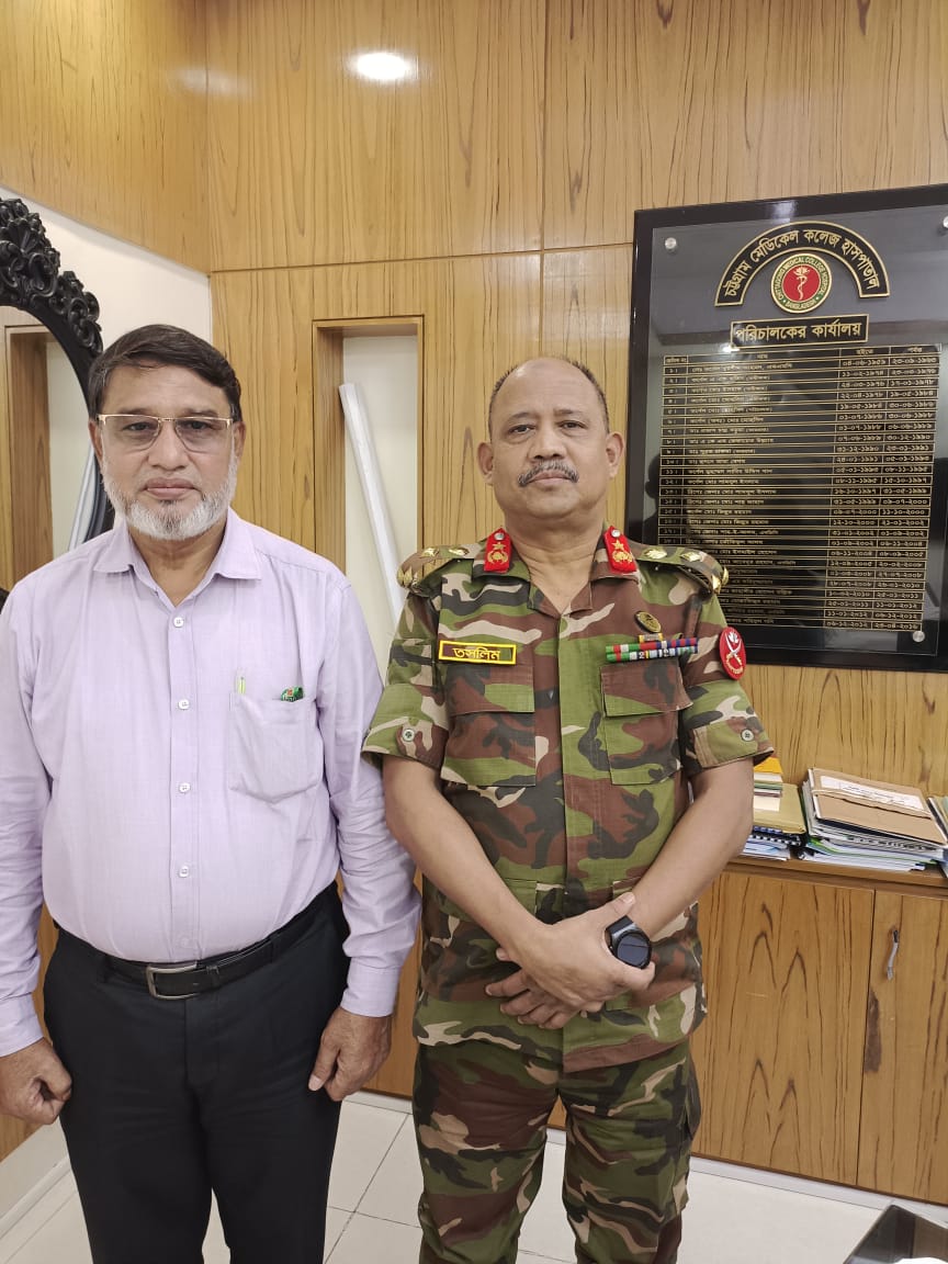 চট্টগ্রাম মেডিকেল কলেজে ব্রিগেডিয়ার জেনারেল তসলিম উদ্দিনের সঙ্গে