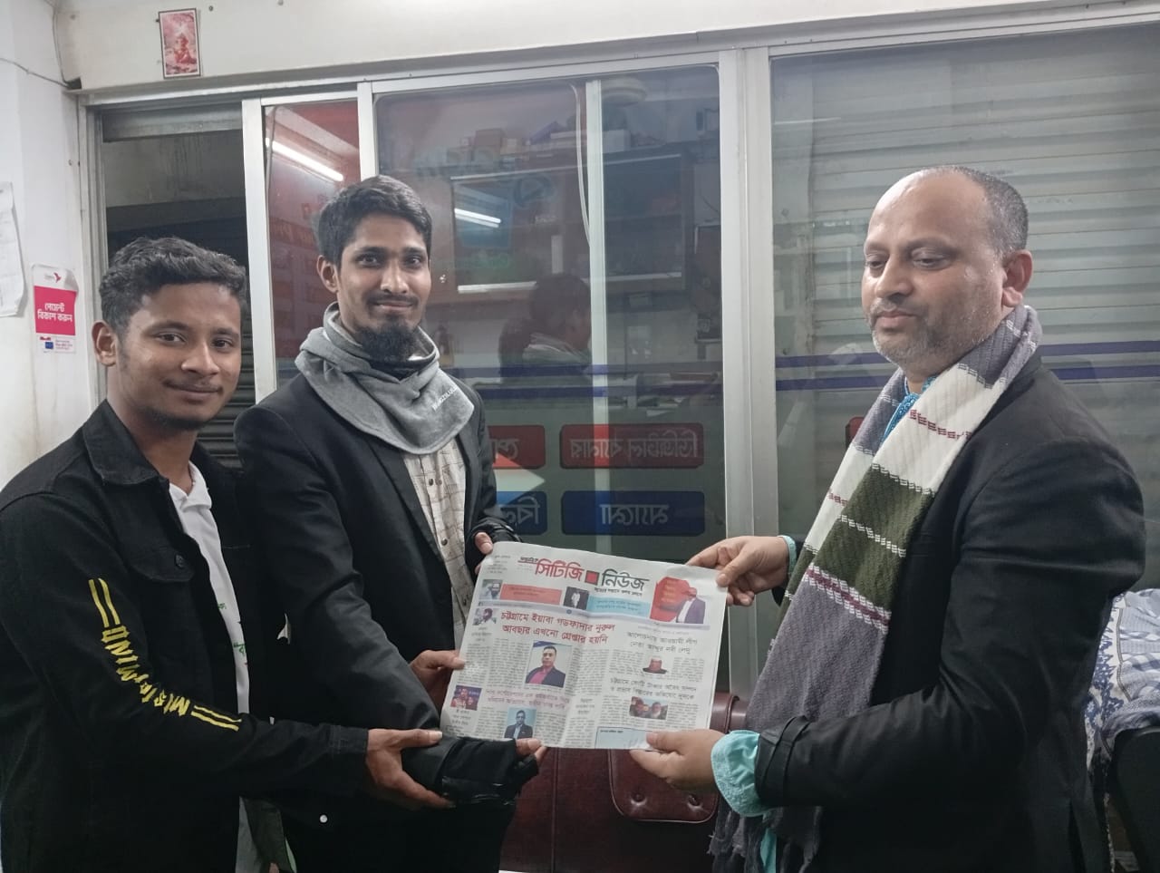 রাঙ্গুনিয়া থানার ওসমান গনির হাতে আইডি কার্ড হস্তান্তর