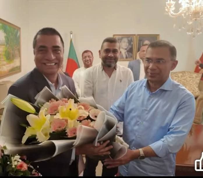 বাংলাদেশ জাতীয়তাবাদী দল (বিএনপি) চেয়ারম্যান তারেক রহমানকে ফুল দিয়ে শুভেচ্ছা জানালেন এমপি এনামুল হক এনাম