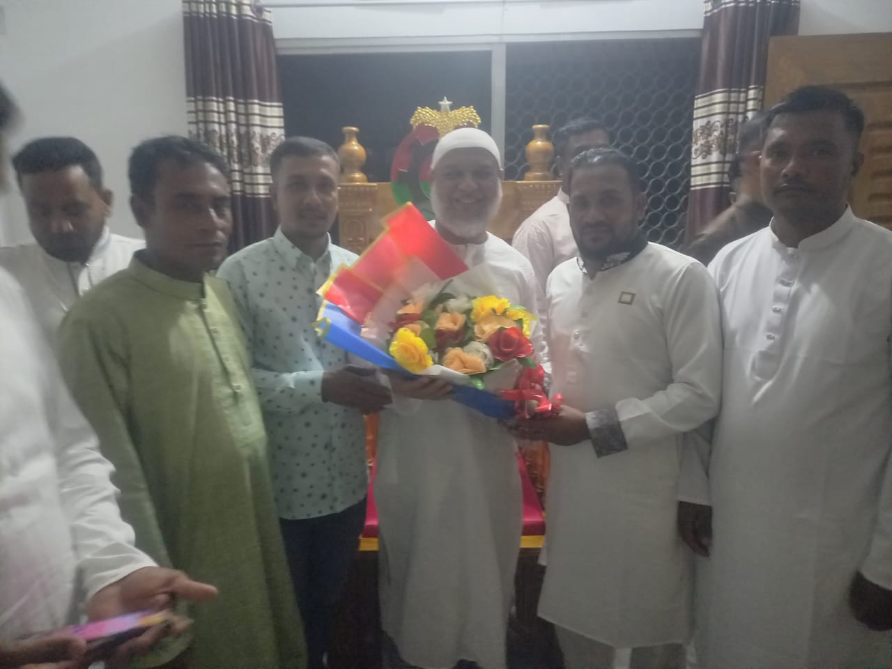 ওমরা শেষে দেশে ফিরে ঈদুল ফিতরের শুভেচ্ছা বিনিময়।রাঙ্গুনিয়া বিভিন্ন ইউনিয়ন থেকে নেতাকর্মীরা