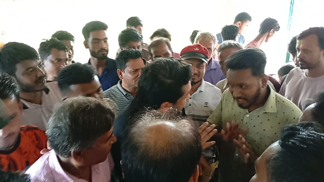 রাঙ্গুনিয়ায় মন্দিরে চুরির ঘটনা: পরিদর্শনে এমপি হুমাম কাদের চৌধুরী