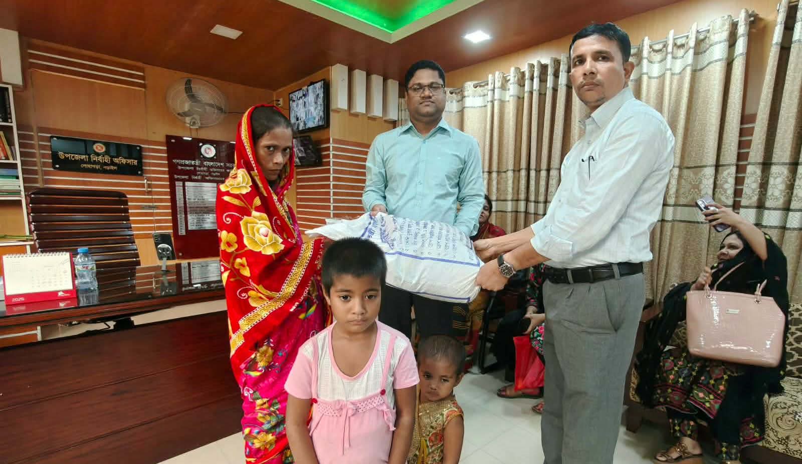 নড়াইলের লোহাগড়ায় যাত্রী ছাউনির অসহায় নারী পেলেন ইউএনওর সহায়তায় আশ্রয়ের ঘর ও খাবার 
